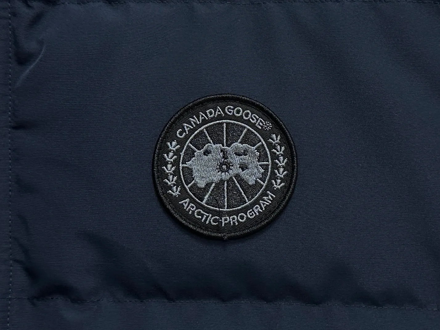 P360 [Canada Goose] Canada Goose black label #Freestyle Crew 4151mb men’s and women’s vest down ➖ Imported Behringer embroidery machine with customized 10,000-needle embroidery label! ➖ Imported 21-count polyester-cotton blended original fabric, using Feather-Light 10D waterproof coating fabric, made of 84.5% polyester fiber and 15.5% cotton, 100% the best feel in the entire network! ➖ The genuine official website uses the national standard 80 white duck down, and will never be misled by false claims such as 90 down or goose down! ➖ 100% nylon nylon lining with double double-layer sealing design to prevent velvet from running away. Top-grade polar fleece is used in the collar and pockets to keep warm and comfortable! ➖ Yoshida YKK provides original custom-made electroplated sliders. YKK two-way lockable zippers are tight and smooth and will not peel off paint! ➖ 3M composite original Velcro is durable, and all accessories and hardware are disassembled and customized! ⛔No slander, no exaggeration, no need for too much copywriting, because it is focused, it is professional!  SIZE: XS S M L XL XXL